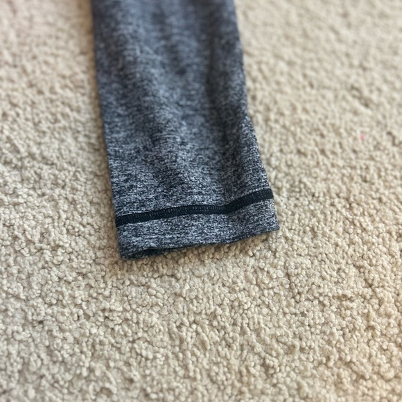 Lululemon grey and white leggings - Picture 4 of 6